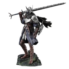 Figurine elden ring nightreign wylder 24 cm avec armure argentée et bleu foncé détaillée sur base rocheuse