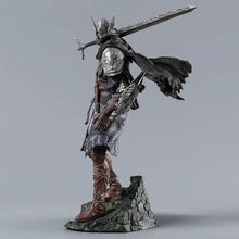 Figurine elden ring nightreign wylder 24 cm avec armure argentée et noire détaillée sur socle rocheux