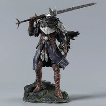 Détail figurine elden ring nightreign wylder 24 cm en armure noire et argent avec épée longue sur base rocheuse