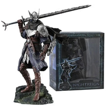 Figurine elden ring nightreign wylder 24 cm en armure argent et noire avec épée longue sur socle rocheux