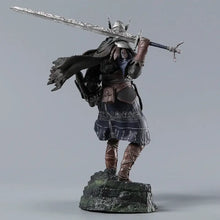 Figurine elden ring nightreign wylder 24 cm d un guerrier en armure noire avec détails argentés et accents cuir brun