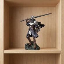 Figurine elden ring nightreign wylder 24 cm d un guerrier en armure argentée et grise avec une longue épée