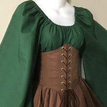 Corset à lacets marron avec œillets dorés porté sur robe verte pour costume elfe médiévale fêtes médiévales