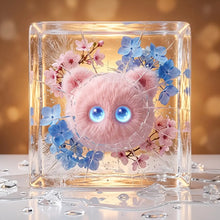 Jouet en peluche intelligent ia pour enfant avec peluche rose aux yeux bleus enfermée dans un cube de glace fissuré