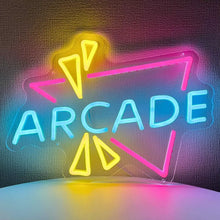 Enseigne néon led arcade avec alimentation USB en lettres bleues et accents géométriques rose et jaune pour espace gaming
