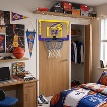 Ensemble basket-ball sport domicile avec panier jaune et violet numéro 24 monté sur une porte