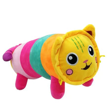 Peluche chat maison enchantée avec visage jaune, joues roses, moustaches vertes et corps rayé arc-en-ciel