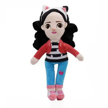 Peluche chat maison enchantée avec cheveux noirs bouclés, veste rouge, pantalon bleu patch chat rose et chaussures roses