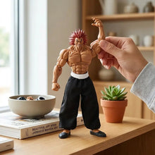 Figurine yujiro hanma anime détaillée avec cheveux rouges piquants et mains interchangeables en pantalon noir sur bois
