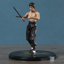 Figurine bruce lee legacy 50th noire en plastique représentant bruce lee en position darts martiaux avec nunchaku
