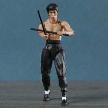 Figurine bruce lee legacy 50th avec pantalon noir simili cuir, ceinture noire, et chaussettes blanches sur figurine bruce lee