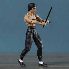 Figurine bruce lee legacy 50th en plastique noir en posture darts martiaux tenant des nunchakus