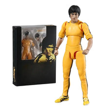 Figurine bruce lee legacy 50th jaune en tenue darts martiaux classique avec bandes noires et chaussures assorties