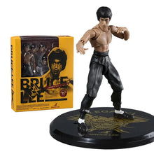 Figurine bruce lee legacy 50th en pose martiale dynamique noir et marron sur socle noir avec détails dorés