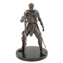 Figurine dark souls iii lords of cinder en armure noire détaillée avec casque à pointes et épée ornée sur socle noir circulaire