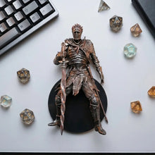 Figurine dark souls iii en armure bronze avec détails complexes et épée sur socle rond noir lords of cinder