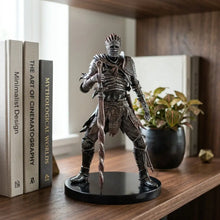 Figurine dark souls iii d un guerrier en armure métallique sombre avec un casque couronné sur socle noir
