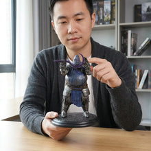 Figurine dark souls 3 murky hand scythe d un guerrier en armure bleu foncé avec cape violette en métal détaillé