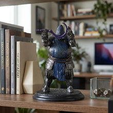 Figurine dark souls 3 murky hand scythe en armure bleu foncé et gris métallique tenant une arme incurvée violette