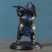 Figurine dark souls 3 murky hand scythe darmor avec arme violette en forme de croissant et armure bleue en tissu