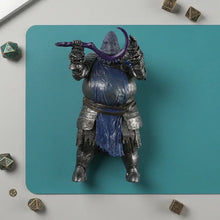Figurine dark souls 3 murky hand scythe en métal sombre avec guerrier armuré cornes violettes et accents bleus