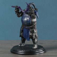 Figurine dark souls 3 murky hand scythe représentant une créature armurée bleue et noire tenant un serpent violet