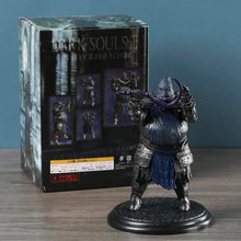 Figurine dark souls 3 murky hand scythe en armure métallique avec arme violette sur socle noir circulaire