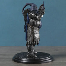 Figurine dark souls 3 en armure argentée et bleue avec murky hand scythe détaillé sur socle noir circulaire