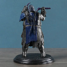 Détail figurine métallique murky hand scythe dark souls 3 avec tissu bleu et tentacules violets sur socle noir