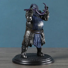 Figurine dark souls 3 murky hand scythe en métal sombre représentant un guerrier cornu avec tissus bleu et cornes violettes