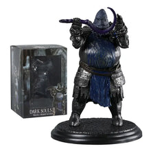 Figurine dark souls 3 murky hand scythe avec armure noire et bleue casque violet à cornes sculpture détaillée sur socle circulaire
