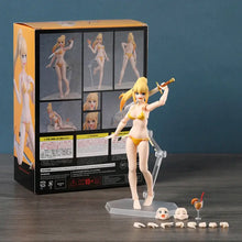 Figurine articulée darkness en maillot jaune avec cheveux blonds et épée posée sur support plastique transparent