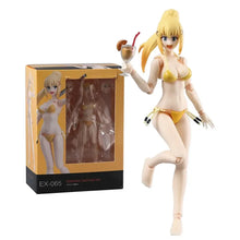 Figurine articulée darkness swimsuit en maillot jaune tenant un verre avec membres articulés réalistes
