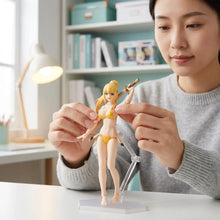 Figurine articulée darkness en bikini jaune avec cheveux blonds et épée sur socle transparent pour collection