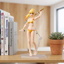 Figurine articulée darkness swimsuit en bikini jaune tenant une épée posée sur un support en plastique transparent