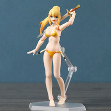 Figurine darkness swimsuit articulée blonde en bikini jaune tenant une épée sur un socle en plastique transparent