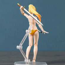 Figurine articulée darkness swimsuit blonde en bikini jaune tenant une épée sur socle transparent