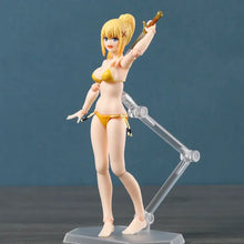 Figurine articulée darkness en bikini jaune tenant une épée sur un support en plastique transparent
