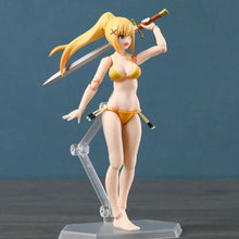 Figurine articulée darkness swimsuit en bikini jaune avec cheveux longs blonds et épée sur support plastique transparent