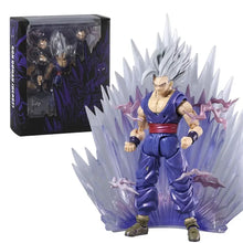 Figurine dragon ball beast gohan goku aux cheveux argentés en tenue de combat violette avec ceinture rouge sur base cristalline translucide