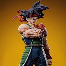 Figurine dragon ball z bardock 24cm avec armure verte et bleue, cheveux noirs en pics et bande rouge, musculature détaillée