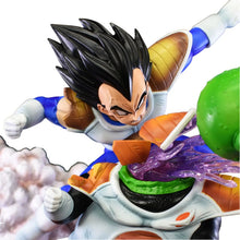 Figurine dragon ball de vegeta en armure saiyan bleue et blanche avec sphère d’énergie verte dans vegeta vs guldo