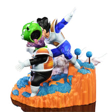 Figurine dragon ball z de vegeta en armure bleue et blanche en pose de combat face à guldo vert sur base rocheuse orange