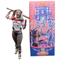 Figurine harley quinn 28cm en tenue blanche rouge et noire avec couettes bleues pour collectionneur