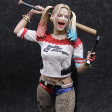 Figurine harley quinn 28cm en pull court blanc rouge bleu daddy’s little monster avec bas résille et couettes bicolores