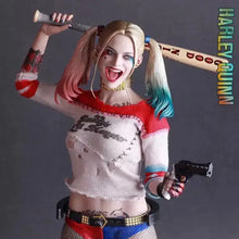 Figurine harley quinn 28cm en top tricot blanc rouge bleu et short résille assorti au style distressed