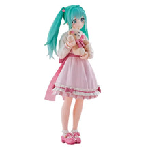 Figurine hatsune miku luminasta en robe rose et blanche tenant un petit ours en peluche avec cheveux turquoise