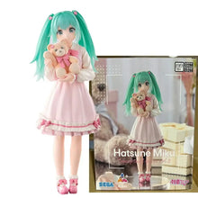 Figurine hatsune miku luminasta en robe rose et blanche avec volants et nœuds tenant un ours en peluche