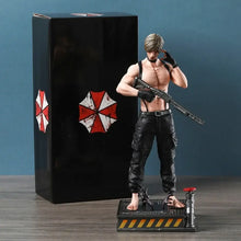 Figurine leon s kennedy resident evil en noir et gris, action figure musclée en tenue tactique avec fusil sur socle industriel