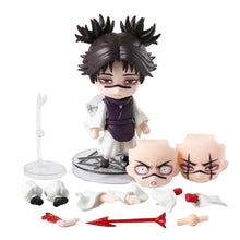 Figurine nendoroid choso de jujutsu kaisen avec cheveux noirs en piques, robe blanche et gilet violet sur socle rond